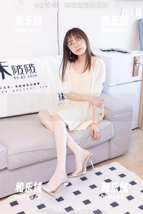 BoBoSocks袜啵啵 - 小甜豆的红丝写真集，分享的是她与光影间的小秘密！