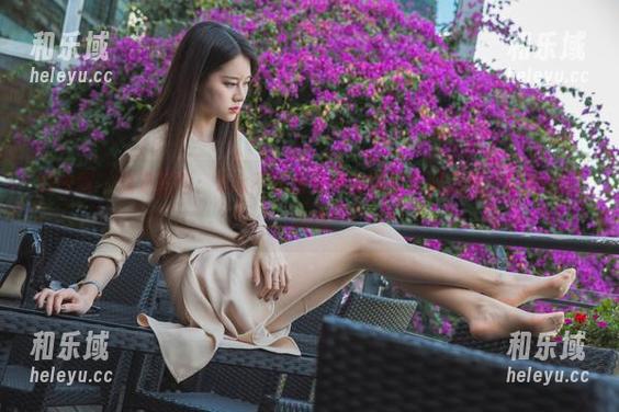 Sia不吃鱼 微密圈 - 精选图包:Sia不吃鱼与她的制服套装肉丝,微妙的距离感