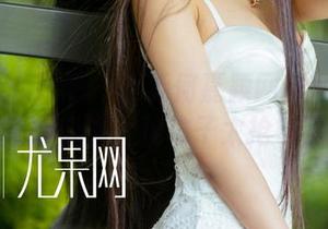 UGirls尤果网 - 最新何嘉颖网袜套图：我本来想低调，但袜子太抢镜了！