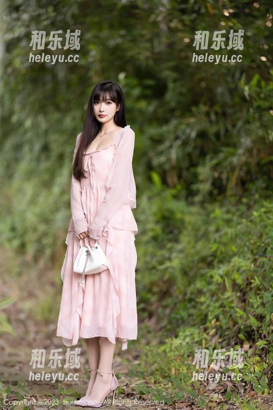 Xiuren秀人网 - 周慕汐fairy的旅拍，精选写真，她这是要直接令人心动的节奏吗？
