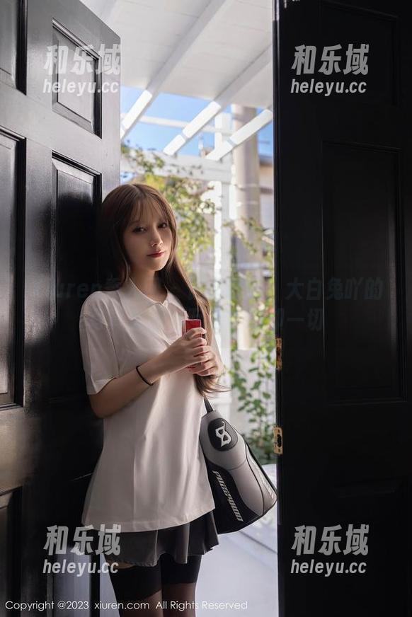 Xiuren秀人网 - 长腿诱惑！大白兔吖的写真套图，互动中忘却一切