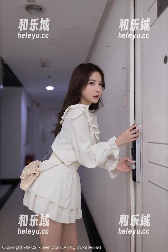 Xiuren秀人网 - 耶利亚制服私房作品，光影下的撩拨与暗示。