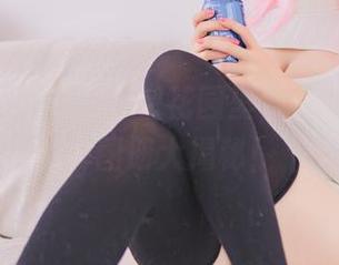 在yoko夏宅的秘密花园里，猫咪内衣写真图册大揭秘！