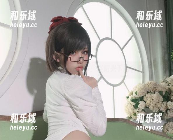 一笑芳香沁的白衬衫写真：在阳光下的自然流露