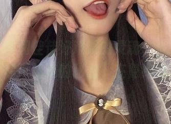黑白写真和佳佳好难啊的灵魂，似乎有种“你不知道的秘密”在隐约流动
