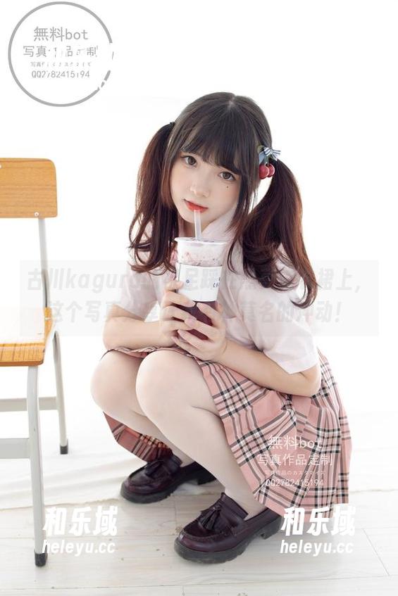 古川kagura 古川kagura的裸足踩在黑亮连衣裙上,这个写真分享让我有种莫名的冲动!