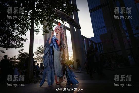 奶狮不咬人 奶狮不咬人的最新赫萝写真,简直把我毒到了,快来一起“中招”吧!