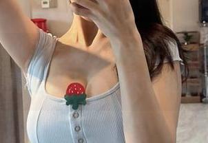 微密圈 - 小玉吃果冻泳装在线：原图一出，真是让人怀疑人生选择！