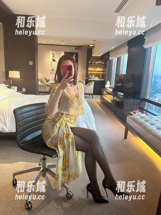 微密圈 - 来吧，果儿Victoria性感黑丝套装原图下载，尽情享受视线的旅行！