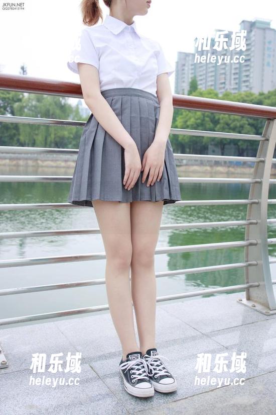 森萝财团-小梓 森萝财团 - 精选小梓夏日图库:嘴角微微上扬,满满夏天的气息