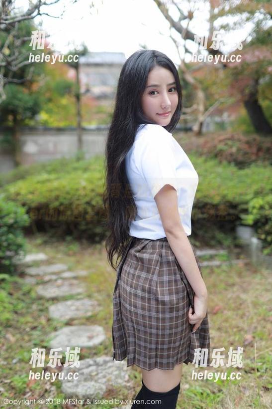 模范学院-文芮jeninfer 模范学院 - 眼镜背后的故事:文芮jeninfer的原图套图,暖光映衬出小秘密。