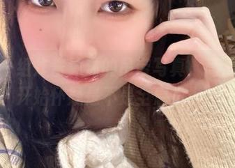 又是一组炸酱沐沐的吊带写真，高清到我开始怀疑是不是全息投影。