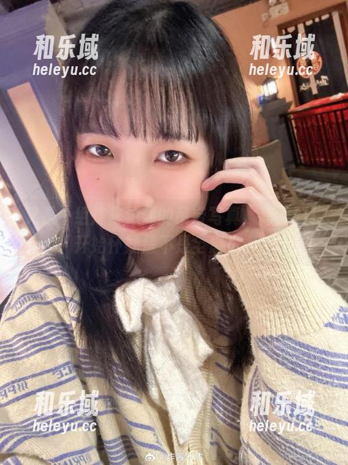 炸酱沐沐 又是一组炸酱沐沐的吊带写真,高清到我开始怀疑是不是全息投影。