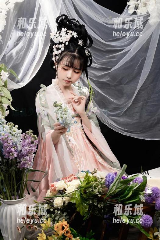 爆机少女喵小吉的无圣光写真：灼灼其华，别再装正经！