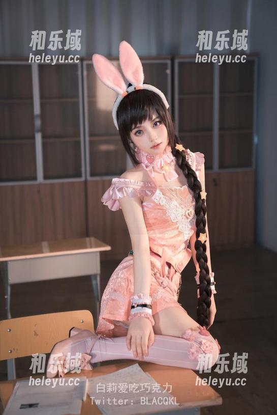 新版上线！白莉爱吃巧克力图册，原理猪与深巷女仆之间的神秘联系。