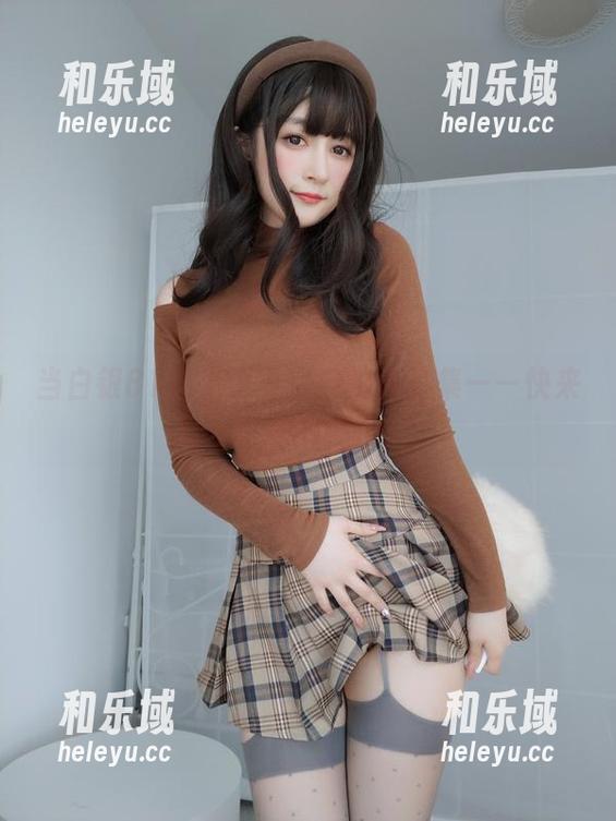 白银81 当白银81遇上更衣室自拍作品集——快来分享她的秘密!