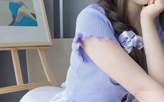 “白银81的双马尾：转身间，迷失在作品的光影里”——图片中的每一角落都闪烁着青春的气息。