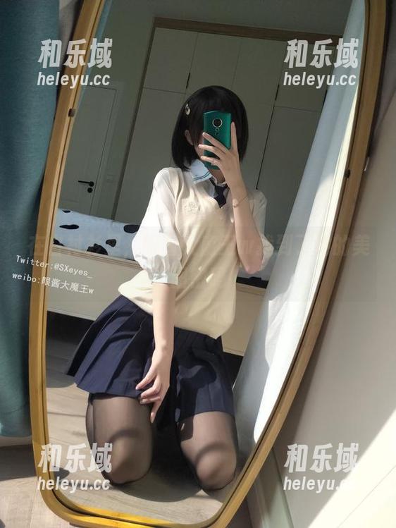 在白衬衫里，眼酱大魔王w找到了她的美图密码