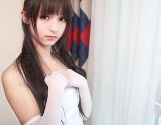 在线浏览神楽坂真冬泳池作品，心里好奇她的皮肤都冷吗？