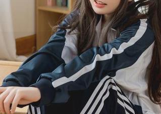 神沢永莉的粉色格子裙：私拍图片讲述的轻盈故事