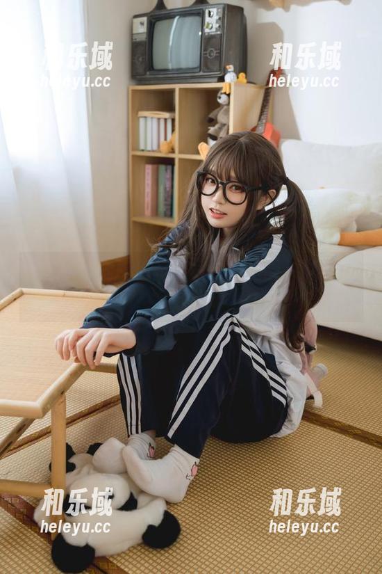 神沢永莉 神沢永莉的粉色格子裙:私拍图片讲述的轻盈故事