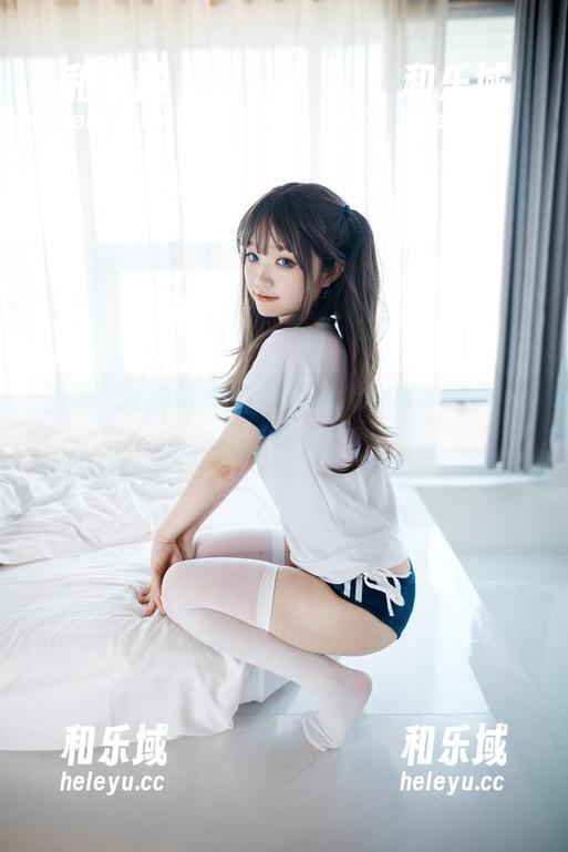 当神沢永莉碰上奶牛：图库分享，草地上的小秘密！