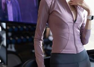 秀人网 - 船上光影：楚恬Olivia的水手服写真精选，仿佛听见海浪的呢喃