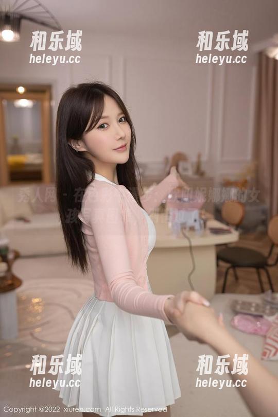 秀人网 - 在色彩中漫步：欧阳妮娜娜的女孩写真图集，别错过了！