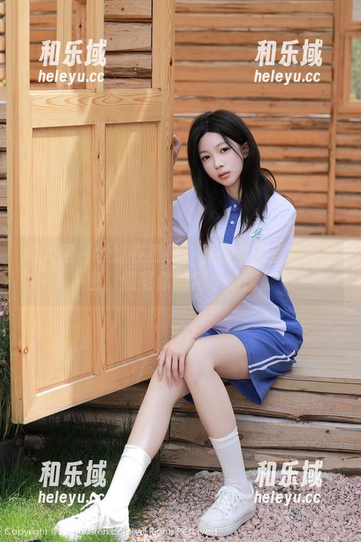 秀人网 - 学妹在麦田：原图全集里的小秘密，照亮你的周末心情。