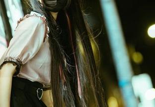 定制写真还是挑逗？落落Raku的城市女孩让你欲罢不能