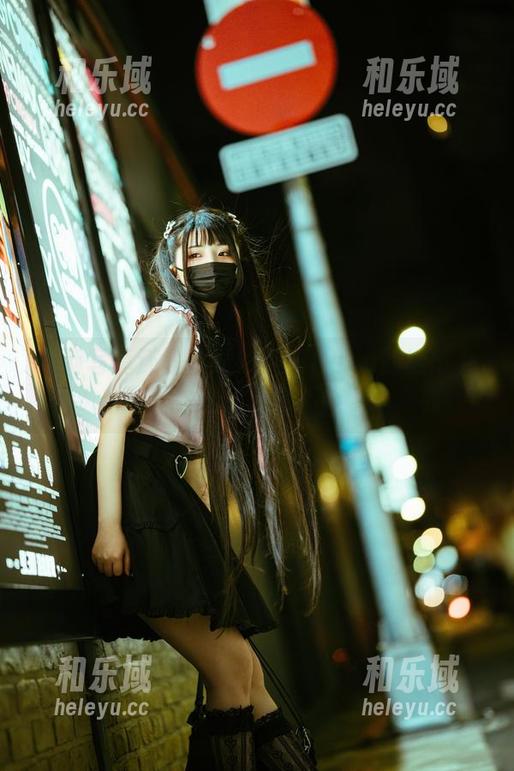定制写真还是挑逗？落落Raku的城市女孩让你欲罢不能