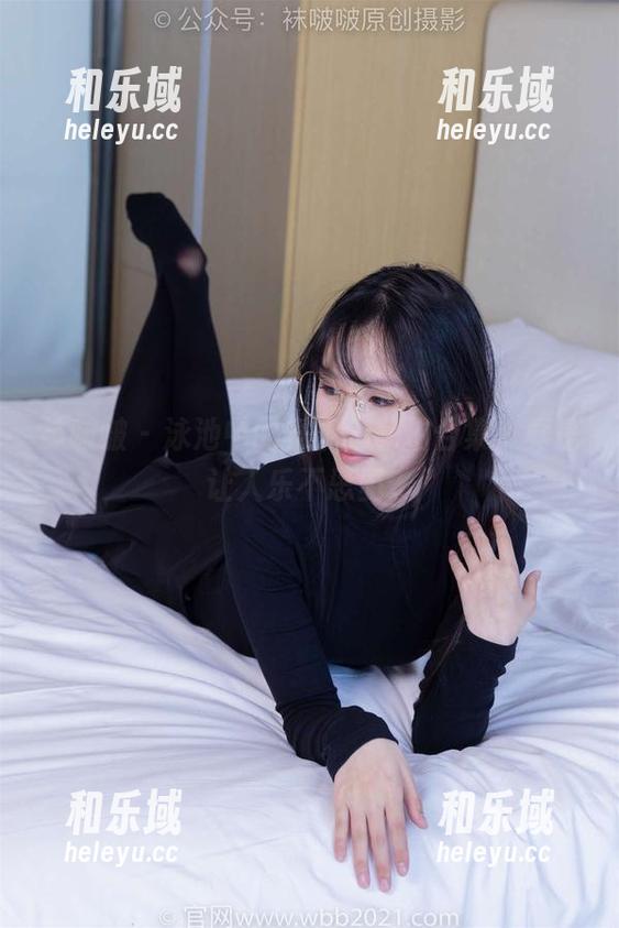 袜啵啵 - 泳池中的稚予：私拍合集，真是让人乐不思蜀。