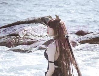 旗袍里的阿薰kaOri：在线美图，感受那种“被风吹过的瞬间”。