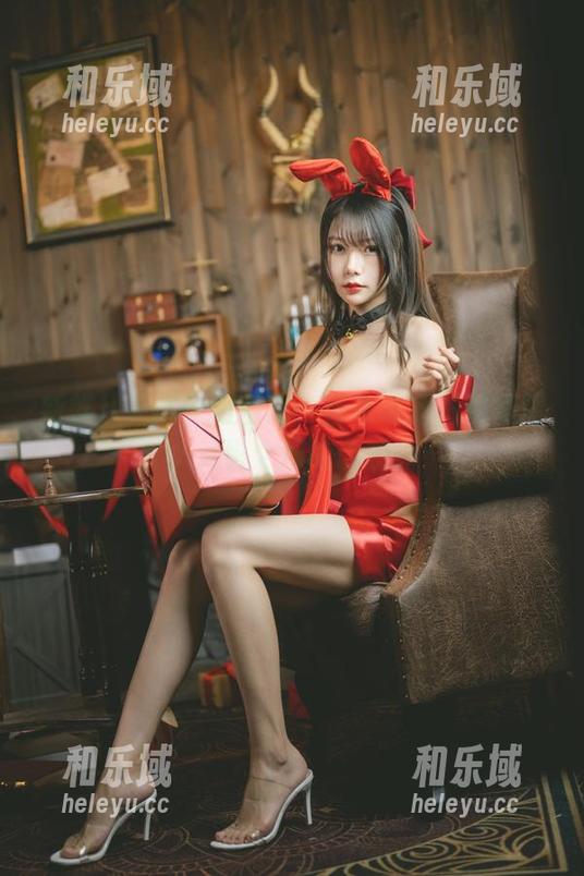 香草喵露露 新鲜从天而降的图集:香草喵露露双马尾,光影之间的诱惑。