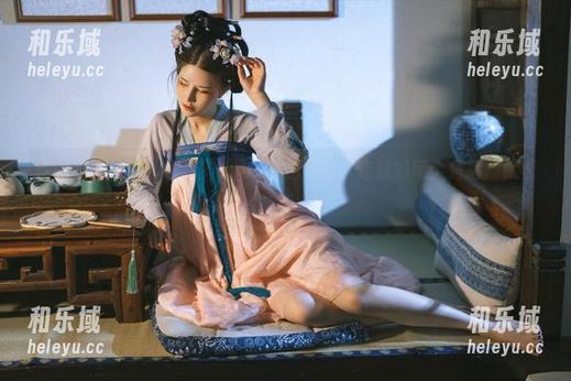 她的校园生活：鹿八岁baby私拍图集，走过的每个角落都藏着故事。